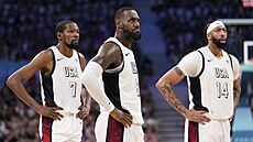 Americké basketbalové hvzdy Kevin Durant, LeBron James a Anthony Davis (zleva)...