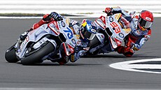 Alex Marquez a Marc Marquez b�hem kvalifikace MotoGP v Silverstonu