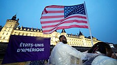 LeBron James jako americký vlajkono bhem zahájení paíské olympiády