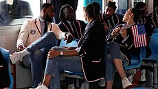 Ameri�tí basketbalisté b�hem zahajovacího ceremoniálu pa�í�ské olympiády na...