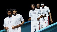 Amerití basketbalisté míí do prvního zápasu v Lille, zleva Joel Embiid,...