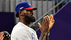 Americká basketbalová star LeBron James fandí bhem turnaje 3x3 na paíském...