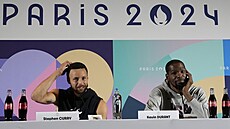 Americké basketbalové hvzdy Kevin Durant (vpravo) a Stephen Curry na tiskové...
