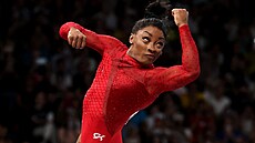 Americká gymnastka Simone Bilesová na peskoku.