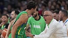 Brazilský rozehráva� Raul Neto a trenér Aleksander Petrovi�