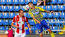 Zlínský fotbalista Vukadin Vukadinovi� hlavi�kuje v zápase se �i�kovem.