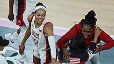 Americké basketbalistky se zdraví s Natalií Diamante Bryantovou, dcerou Kobeho...