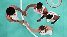 Brittney Grinerová, Alyssa Thomasová, Sabrina Ionescuová a Chelsea Grayová...