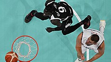Nikola Joki� (vpravo) ze Srbska a Wenyen Gabriel z Ji�ního Súdánu sledují mí�.