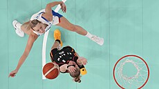 Francouzská basketbalistka Marine Johannesová (v bílém) zakon�uje na belgický...