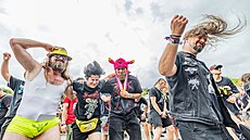Spoluzakladatel Brutal Assault Tomá� Fiala se s nafukovací lamou p�íli� fotit necht�l. Nakonec kývl se slovy, �e ji lze chápat jako vd�k fanou�k�, kte�í do Josefova vá�í cestu a� z Latinské Ameriky.