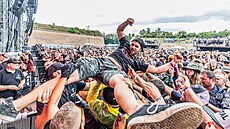 Spoluzakladatel Brutal Assault Tomá� Fiala se s nafukovací lamou p�íli� fotit necht�l. Nakonec kývl se slovy, �e ji lze chápat jako vd�k fanou�k�, kte�í do Josefova vá�í cestu a� z Latinské Ameriky.