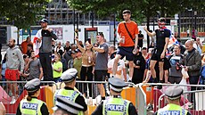 Radikálové ve mst Leeds na policii ukazovali oplzlá gesta. (3. srpna 2024)