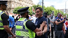 Ve mst Leeds demonstraci hlídala policie na koních. (3. srpna 2024)
