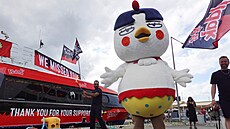 Hochi - maskot znaky kuecího ramenu Buldak stojí poblí výletní lodi v centru...