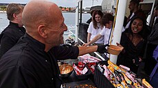 Kucha servíruje pálivý ramen na oslav návratu znaky Buldak na dánský trh (8....