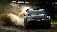 Sébastien Ogier se svou toyotou na trati finské rallye 2024.