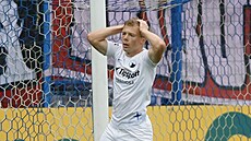 Liberecký fotbalista Michal Hlavatý se dr�í za hlavu b�hem ligového zápasu se...