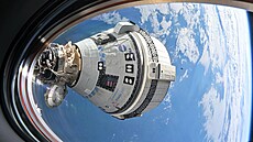 Kosmická lo Starliner spolenosti Boeing pipojena k pednímu portu modulu...