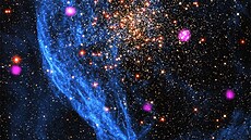 Dvojitá hv�zdokupa s mod�e zbarveným oblakem a n�kolika neonov� fialovými...