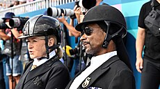 Podnikatelka Martha Stewartová a raper Snoop Dogg sledující jezdeckou...