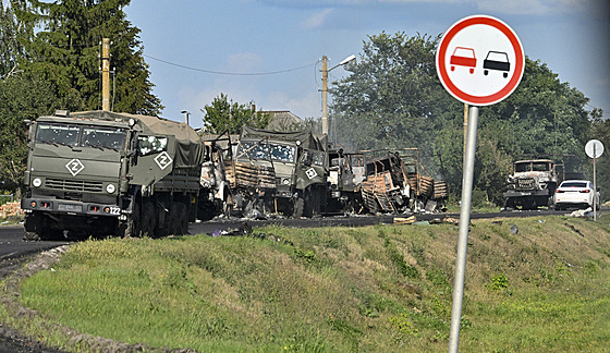 Trosky zniené ruské vojenské kolony v Kurské oblasti (11. srpna 2024) 