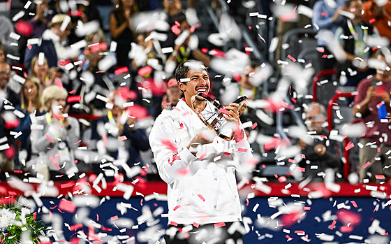 Australský tenista Alexei Popyrin s trofejí pro vítze turnaje v Montrealu.