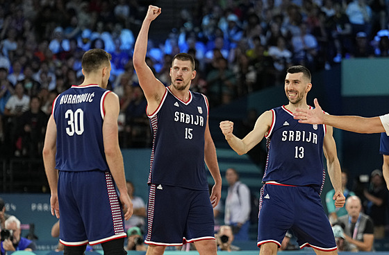 Srb�tí basketbalisté slaví olympijský bronz. Zleva: Avramovi�, Joki� a Dobri�.