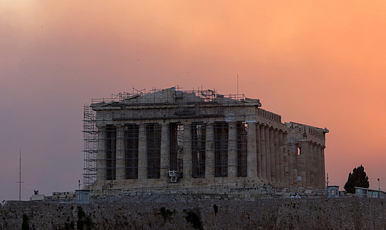 Dýmem zahalená obloha za chrámem Parthenon nedaleko Atén. (12. srpna 2024)