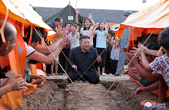 Severokorejský vdce Kim ong-un vyrazil do oblastí postiených záplavami....