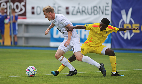 EKÁNÍ NA ÚVODNÍ VÝHRU. Jihlavtí fotbalisté (ve lutém francouzský stoper Maximilien Boussou) na startu nového roníku Chance Národní ligy marn vyhlíejí tíbodový zisk. Po pti zápasech mají dv remízy a ti poráky a jsou poslední. 