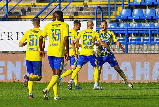 Zlíntí fotbalisté slaví gól.