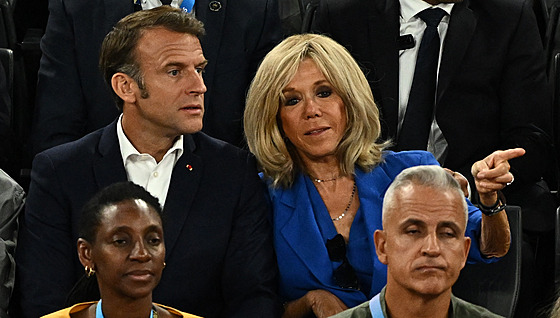 Francouzský prezident Emmanuel Macron a jeho manelka Brigitte pihlíejí...