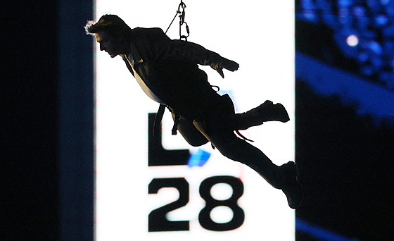 Tom Cruise se spou�tí na lan� na plochu stadionu p�i slavnostním zakon�ení.