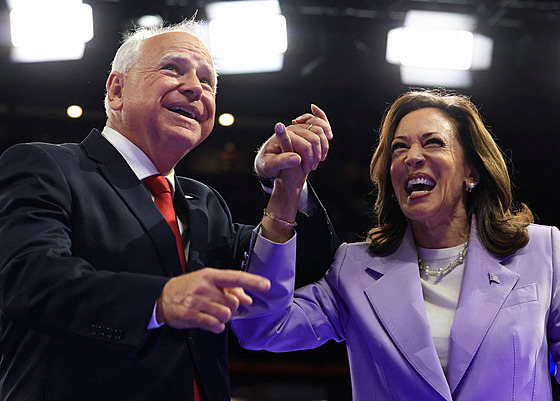 Tim Walz a Kamala Harrisová na mítinku Demokratické strany v Las Vegas (10....