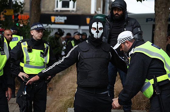 Jeden z demonstrant� b�hem protest� ve Walthamstowu (7. srpna 2024)