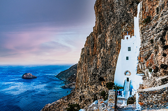 Klášter Hozoviotissa, postavený v roce 1017 na ostrově Amorgos, je druhým...