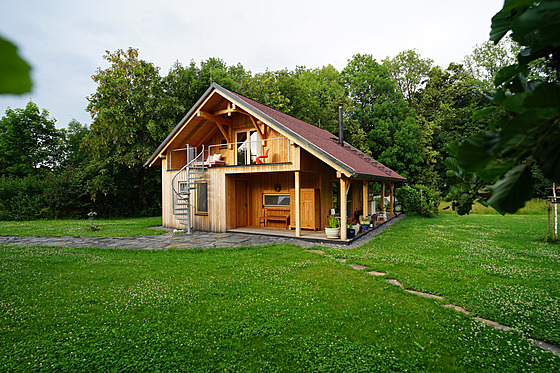 D�ív se tu pásli kon�. Pak p�i�el nový majitel pozemku a postavil si tu...