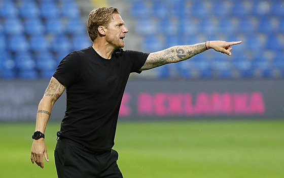 Liberecký trenér Radoslav Ková udílí pokyny svým hrám v utkání s Pardubicemi.