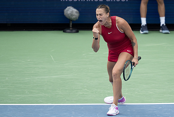 Aryna Sabalenková slaví vítzství nad Igou wiatekovou na turnaji v Cincinnati.