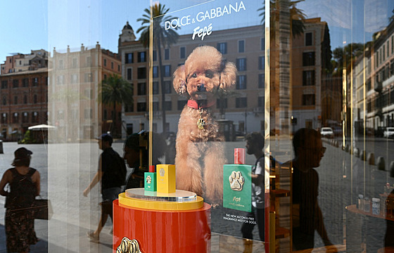 Výloha butiku luxusního módního domu Dolce & Gabbana v centru íma, která...