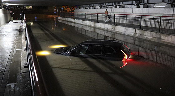 P�es �ást N�mecka se p�esunula bou�e s de�t�m a krupobitím, která vyvracela...