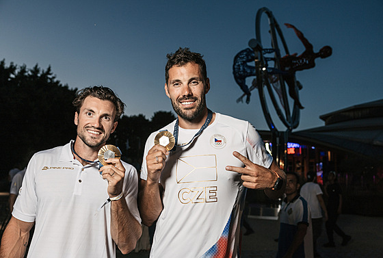 Josef Dostál a Martin Fuksa pózují se zlatými medailemi.