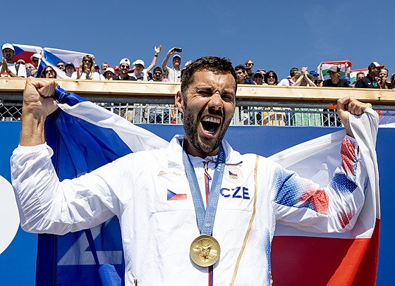 Josef Dostál slaví olympijské zlato.
