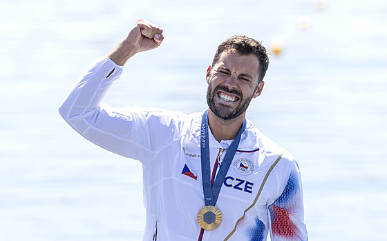 Josef Dostál slaví olympijské zlato.