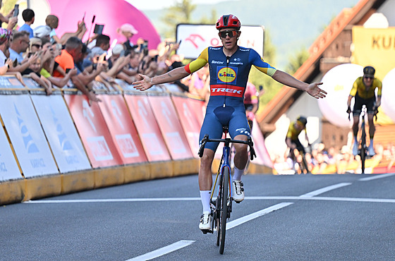 Belgický cyklista Thibau Nys vyhrává etapu závodu Kolem Polska.