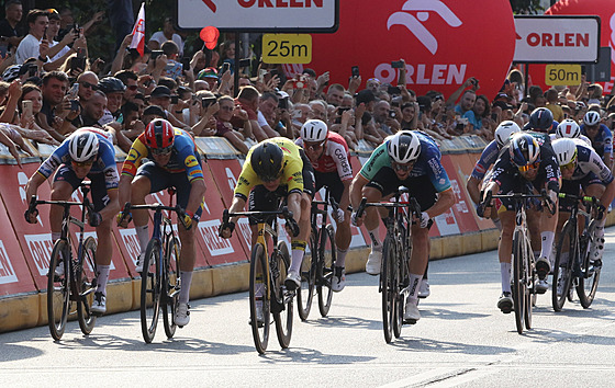 Nizozemský cyklista Olav Kooij (tetí zleva) se ití do cíle 5. etapy závodu...