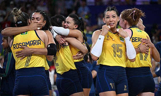 Brazilské volejbalistky se radují z bronzových medailí.