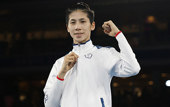 Boxerka Lin Jü-tching z Tchaj-wanu se raduje z olympijského triumfu ve finále...
