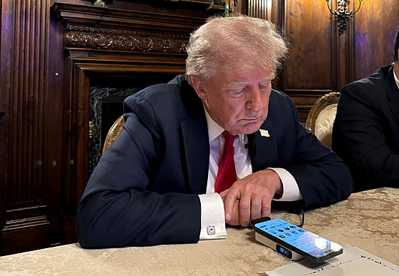Donald Trump p�i online rozhovoru s Elonem Muskem na síti X. (13. srpna 2024)